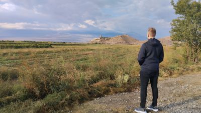 Я смотрю на Хор Вирап издалека