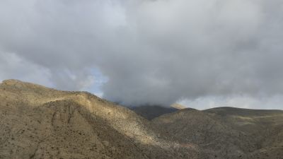 Туча, удерживаемая горой