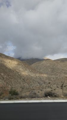 Туча, удерживаемая горой