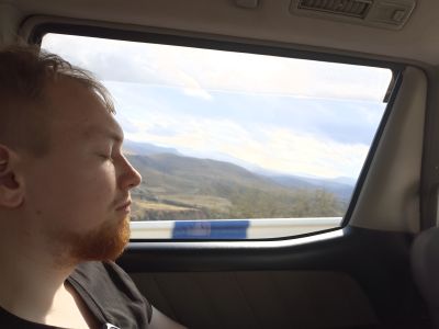 Я сплю на фоне красивых видов