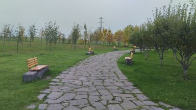 Красивый сквер перед канатной дорогой