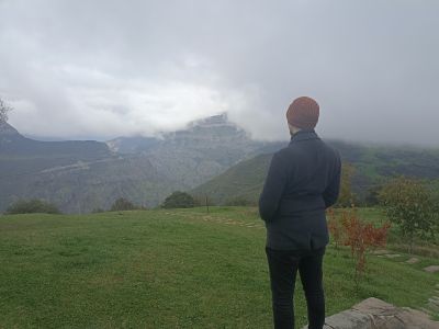 Андрей на фоне красивых видов