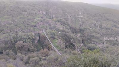 Вид на подвесной мост и пещеры