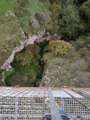 Вид вниз с подвесного моста