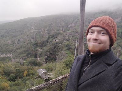 Андрей на фоне города