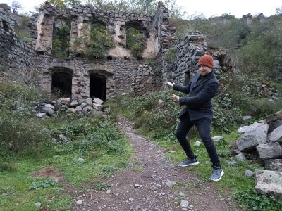 Андрей приглашает к себе в новый дом