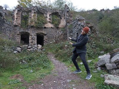 Андрей приглашает к себе в новый дом
