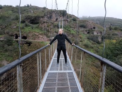 Андрей на подвесном мосту
