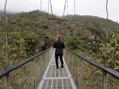 Андрей на подвесном мосту