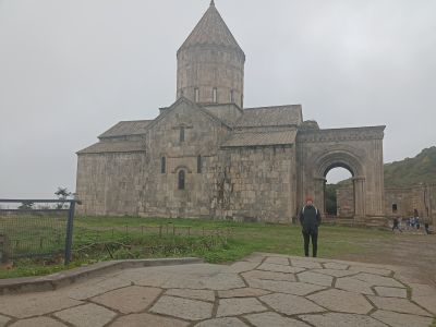 Андрей на фоне монастыря