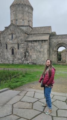 Света на фоне монастыря