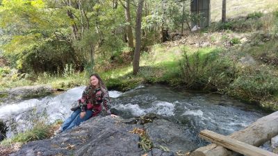 Света рискованно села на камень у воды