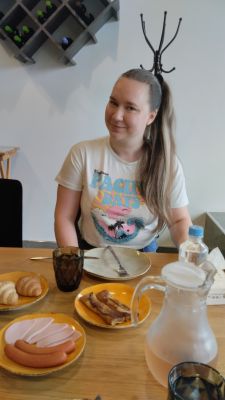 Светочка за завтраком