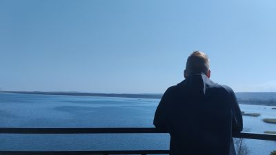 Андрей на фоне озера Севан