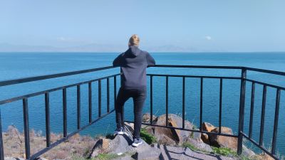 Андрей на фоне озера Севан