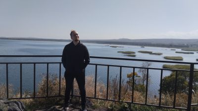 Андрей на фоне озера Севан