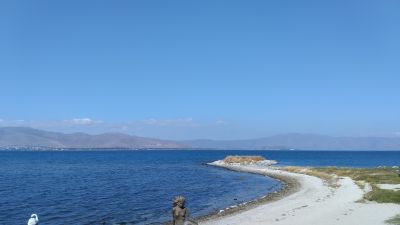 Вид с территории ресторана на озеро Севан