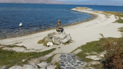 Вид с территории ресторана на озеро Севан