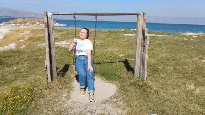 Света на качелях на территории ресторана