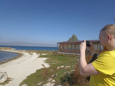 Вид с территории ресторана на Андрея и озеро Севан