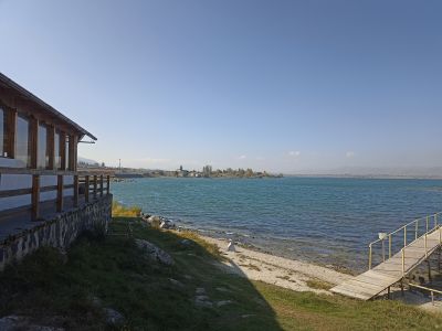 Вид с территории ресторана на озеро Севан