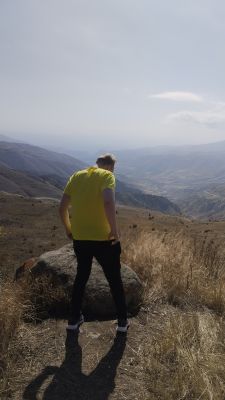 Андрей на фоне красивых видов