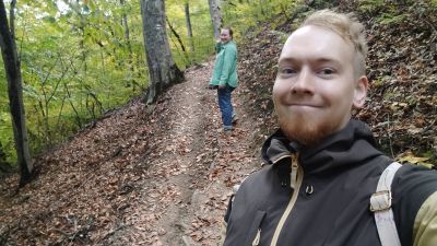 Мы на тропе в лесу