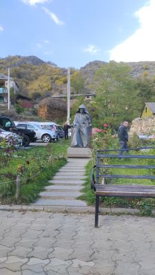 Статуя около монастыря