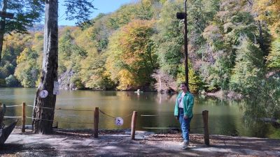 Света на фоне озера Парз