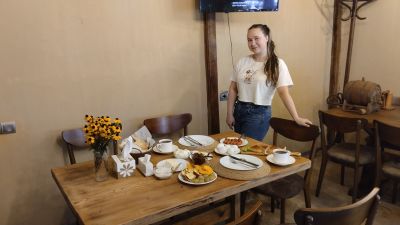 Света у стола с завтраком