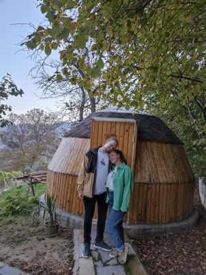 Мы на фоне нашего (уже не) домика