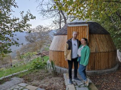 Мы на фоне нашего (уже не) домика