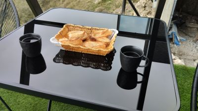 Чай с булочками на балконе