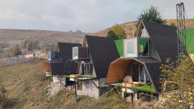 Вид на домики отеля Lost In Sky