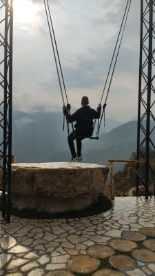 Андрей на качелях