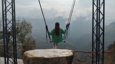 Света на качелях