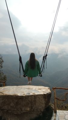 Света на качелях