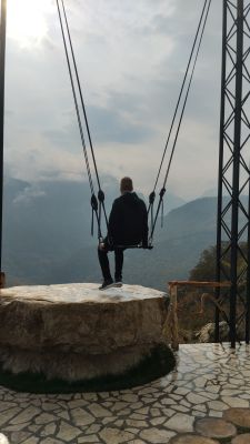 Андрей на качелях